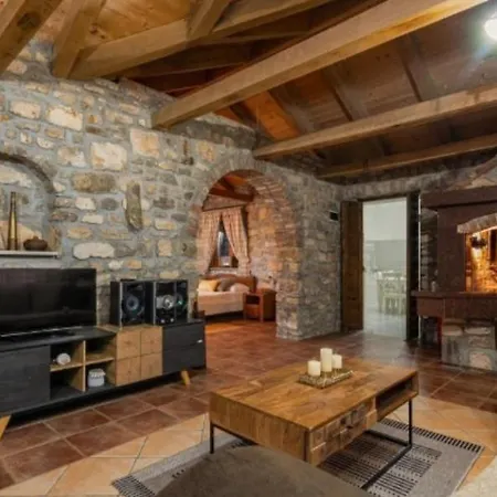 Angela Vila Policnik